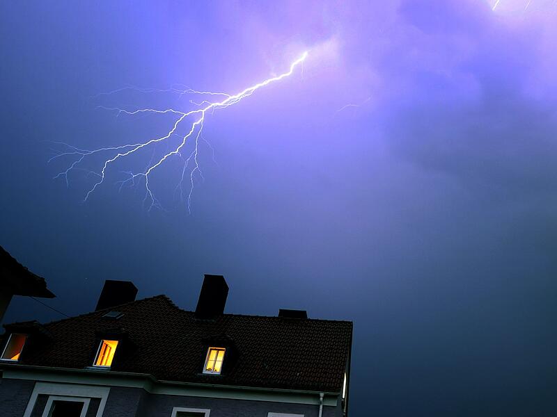 Blitze &uuml;ber einem Wohnhaus