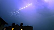 Blitze über einem Wohnhaus Blitze über einem Wohnhaus