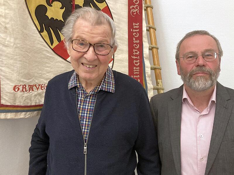 Arnold Greubel (links) war 1984 der erste Vorsitzende nach der Gründung des Heimatvereins – hier mit dem aktuellen Vorsitzenden Ludwig Metz.