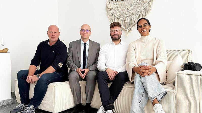 Von links: Jörg Schaffelhofer (Hausverwaltung Schaffelhofer), Oberbürgermeister  Dirk Vogel, Wirtschaftsförderer Sebastian M. Bünner und Yvonne James von „Yve's World Photography“