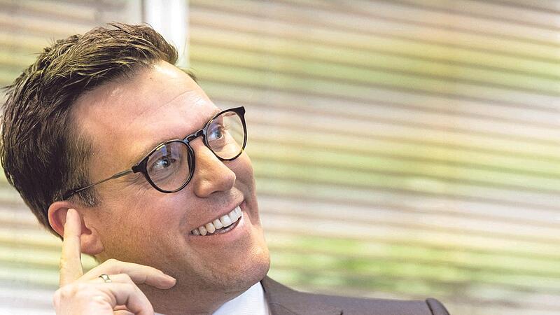 Manuel Hagel nimmt es im Wahlkampf mit Cem &Ouml;zdemir von den Gr&uuml;nen auf.    