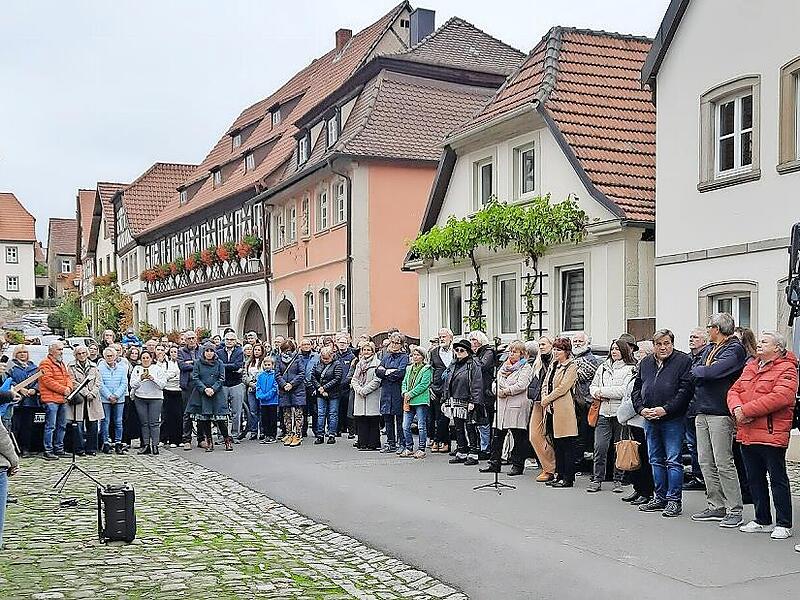 Mehr als 200 Menschen gedachten der drei jüdischen Zeiler Bürger.