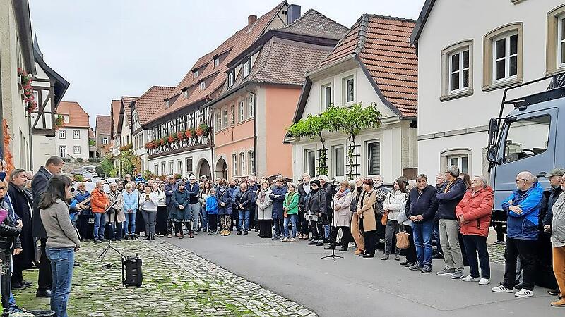 Mehr als 200 Menschen gedachten der drei jüdischen Zeiler Bürger.