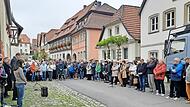 Mehr als 200 Menschen gedachten der drei jüdischen Zeiler Bürger.
