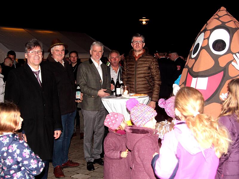 An dem neuen Maskottchen „Aicher Moggl“ hatten sowohl die Kinder ihre Freude wie auch  Bürgermeister Thomas Sechser, Zweiter Bürgermeister Hans Albert, MdL Steffen Vogel, Gemeinderat Klaus Thomas und Markus Kager vom Ortskulturring  (von links).