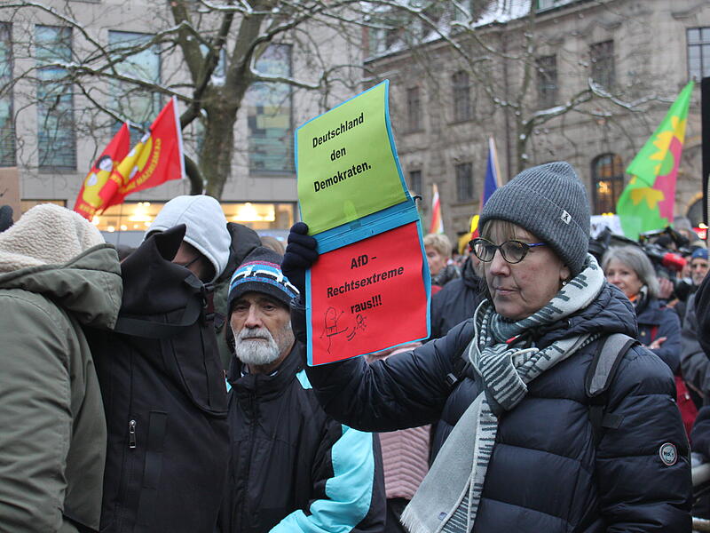Bilder von der Demonstration gegen Rechtsextremismus in Erlangen mit 5000 Teilnehmern auf dem Hugenottenplatz.