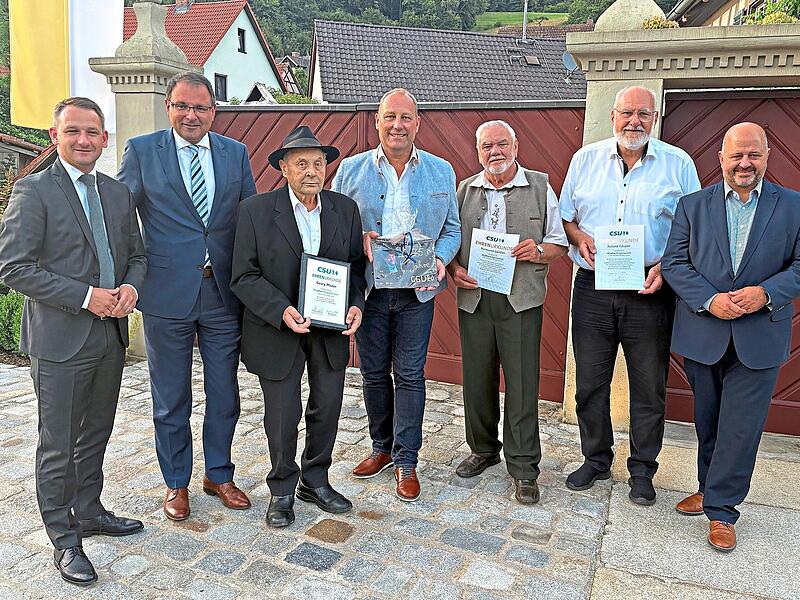 Nach den Ehrungen (v.l.) Johannes Maciejonczyk, Martin Schöffel, Georg Pfister, Thomas Firnstein, Raimund Görtler, Roland Kauper und Holger Dremel. Dirk Janssen Nach den Ehrungen (v.l.) Johannes Maciejonczyk, Martin Schöffel, Georg Pfister, Thomas Firnstein, Raimund Görtler, Roland Kauper und Holger Dremel. Dirk Janssen