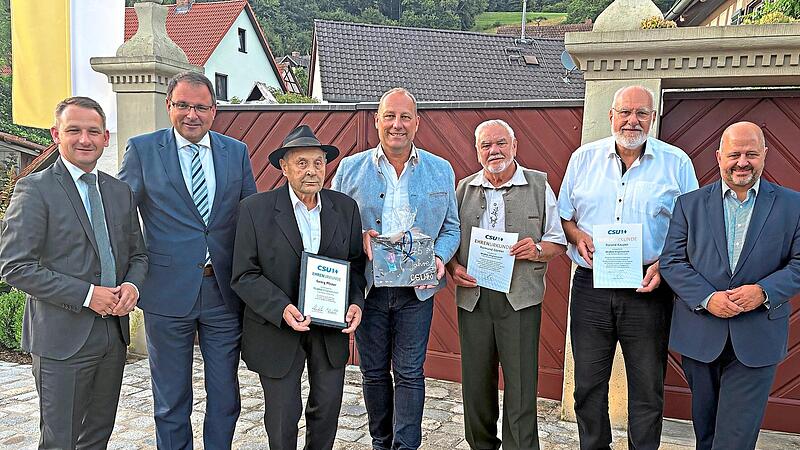 Nach den Ehrungen (v.l.) Johannes Maciejonczyk, Martin Sch&ouml;ffel, Georg Pfister, Thomas Firnstein, Raimund G&ouml;rtler, Roland Kauper und Holger Dremel. Dirk Janssen