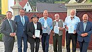 Nach den Ehrungen (v.l.) Johannes Maciejonczyk, Martin Sch&ouml;ffel, Georg Pfister, Thomas Firnstein, Raimund G&ouml;rtler, Roland Kauper und Holger Dremel. Dirk Janssen