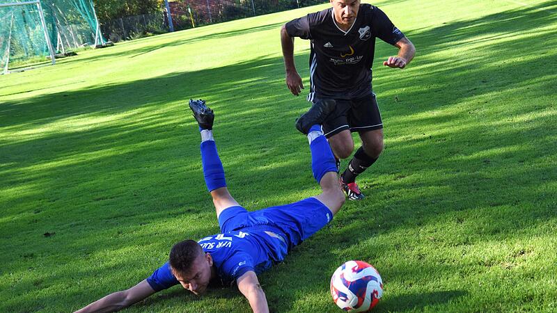 Nicht gänzlich ausgehebelt wurde Felix Keß (vorne) mit dem VfR Sulzthal im Derby. Es reichte auch deshalb zum Punktgewinn, weil Ramsthals Nico Morper (hinten) einen Strafstoß verschoss. Nicht gänzlich ausgehebelt wurde Felix Keß (vorne) mit dem VfR Sulzthal im Derby. Es reichte auch deshalb zum Punktgewinn, weil Ramsthals Nico Morper (hinten) einen Strafstoß verschoss.