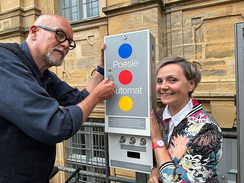 Poesieautomat f&uuml;r Bamberg: Matthias G&ouml;ritz und Volha Hapeyeva pr&auml;sentieren ihren Poesieautomaten vor der Villa Concordia in Bamberg.