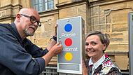 Poesieautomat f&uuml;r Bamberg: Matthias G&ouml;ritz und Volha Hapeyeva pr&auml;sentieren ihren Poesieautomaten vor der Villa Concordia in Bamberg.