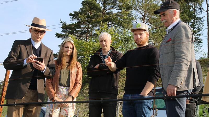 Bischof Jung (v. l.), Weinkönigin Brockmann, Rainer Keller, Lorenz Neder und Präsident Steinmann im Weinberg.