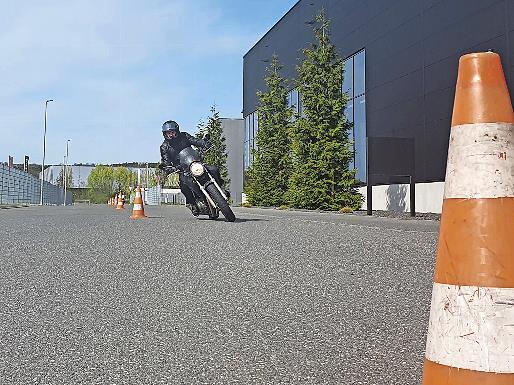 Der schnelle Slalom war eine der &Uuml;bungen f&uuml;r die Teilnehmer des Fahrsicherheitstrainings.