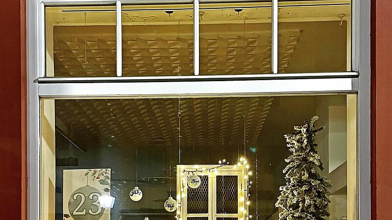 Ein begehbarer Adventskalender: 24 adventlich dekorierte Fenster laden zum Bummeln in der Ha&szlig;furter Innenstadt ein.