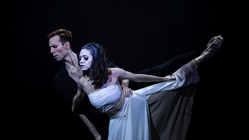 „Giselle" feierte Premiere am Landestheater: Karina Campos Sabas in der Titelrolle des Ballett-Klassikers, Lucas Correa Santos als Herzog Albrecht. „Giselle" feierte Premiere am Landestheater: Karina Campos Sabas in der Titelrolle des Ballett-Klassikers, Lucas Correa Santos als Herzog Albrecht.