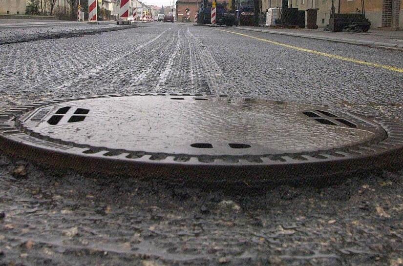 Gullydeckel waren die Objekte, in die der Angeklagte spitze Steine klopfte, um damit Lastwagenfahrer zu zwingen, &bdquo;um die Steine herumzufahren&ldquo;, wie er vor Gericht aussagte. Auf diese Weise wollte er gegen die L&auml;rmbel&auml;stigung vorgehen.