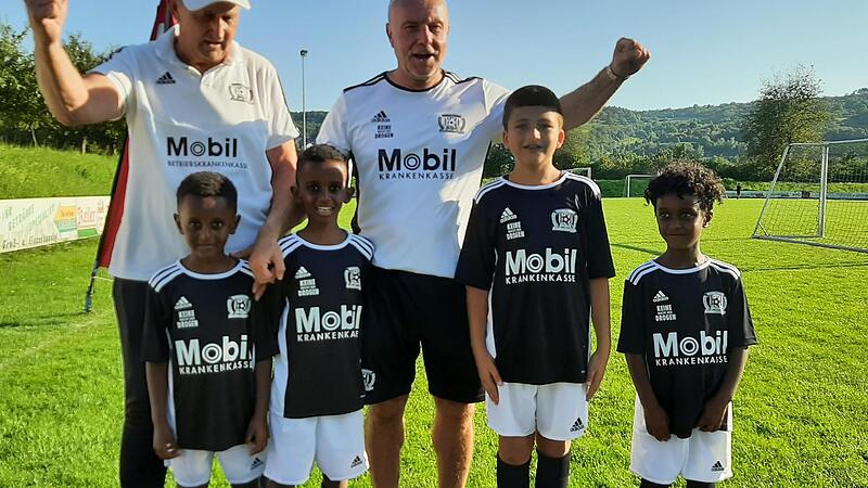 Michael Rummenigge (Mitte) kommt bereits zum vierten Mal mit seiner Fußballschule nach Hammelburg.