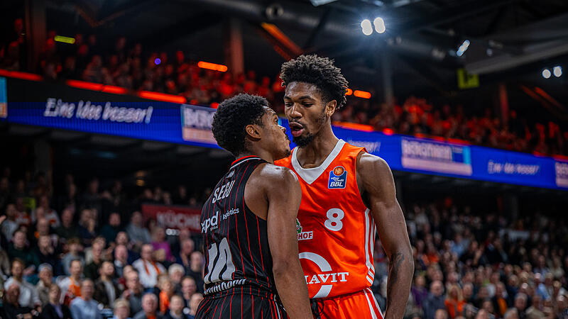 Im Hinspiel in Vechta im November gerieten Ronaldo Segu (links) und Brandon Randolph aneinander. Der Bamberger Aufbauspieler wurde im Anschlus disqualifiziert.