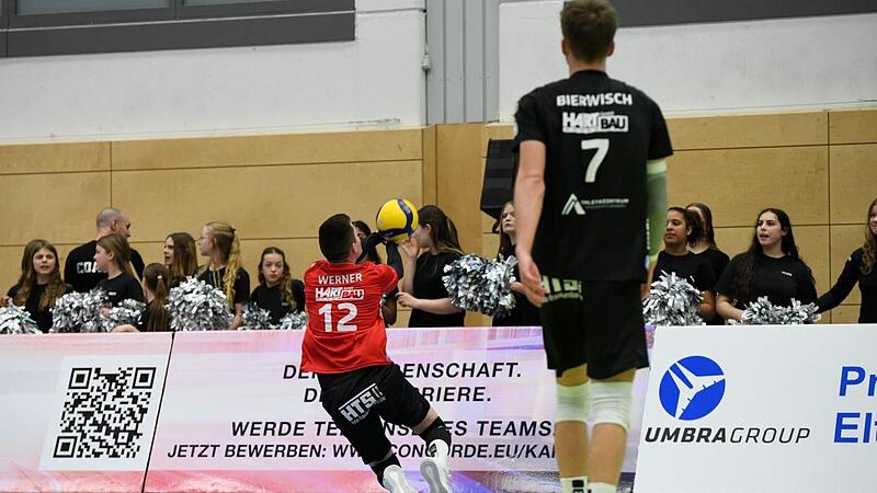 Tobias Werner versucht vergeblich den Ball im Spiel zu halten.