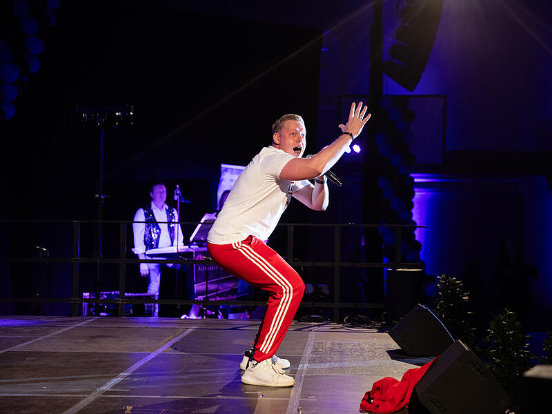 Der Mann kann Party. Zwischen R&ouml;ttenbach und M&ouml;hrendorf, stand auch schon Mallorca auf seinem Tourplan. Partymusiker Hannes bei der Prunksitzung in Forchheim.