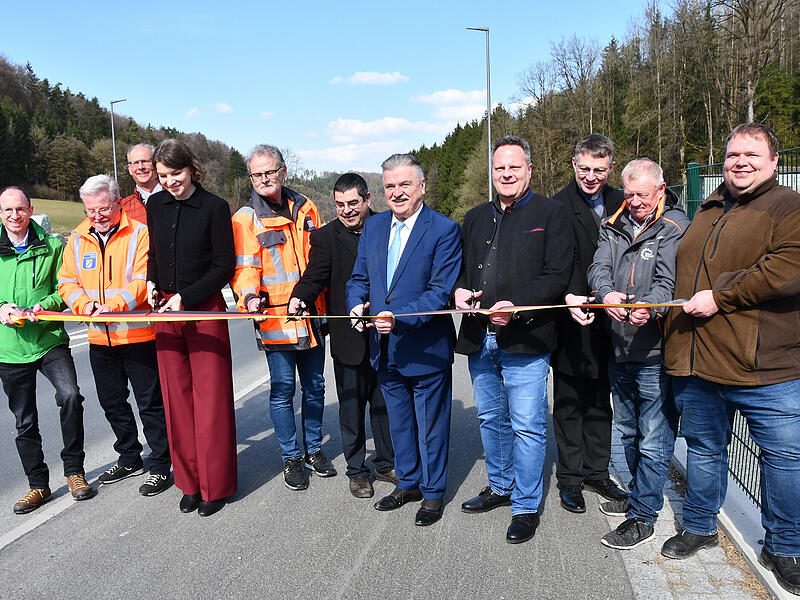 Mit dem obligatorischen Durchschneiden eines Bandes haben Vertreter des Staatlichen Bauamtes sowie von Bund, Landkreis und Stadt den neuen Geh- und Radweg entlang der B85 freigegeben.