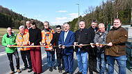 Mit dem obligatorischen Durchschneiden eines Bandes haben Vertreter des Staatlichen Bauamtes sowie von Bund, Landkreis und Stadt den neuen Geh- und Radweg entlang der B85 freigegeben.
