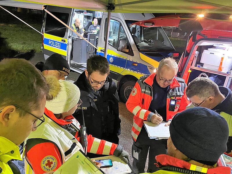 Einsatzkräfte von Polizei, Bayerischem Roten Kreuz und Feuerwehr bildeten eine gemeinsame Einsatzleitung und besprachen das weitere Vorgehen.