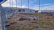 Baugrube hinter Gittern: Seit Monaten tut sich nichts mehr auf dem Gelände der geplanten Beamtenfachhochschule in Kronach. Im kommenden Jahr soll sich das wieder grundlegend ändern.