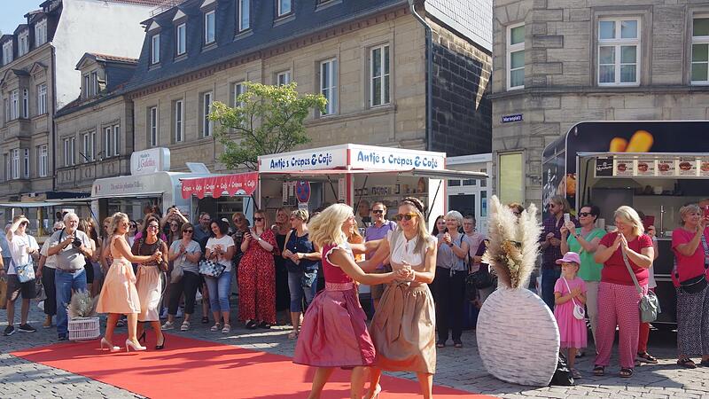 Trachten-Mode von Kümmet  waren auf dem Marienplatz zu sehen.