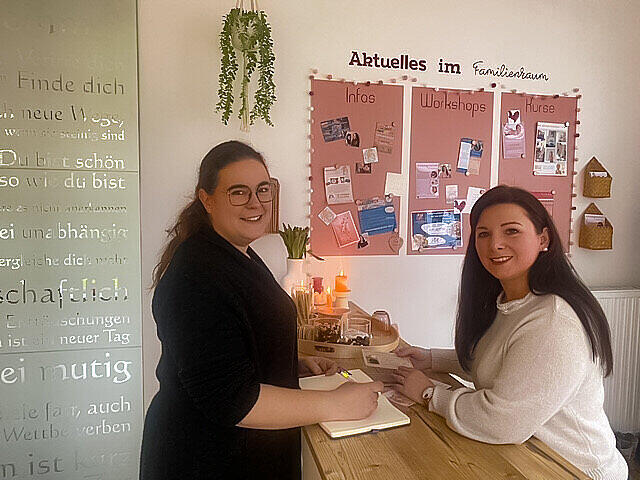 Dominique Völker und Ingrid Neitzke bei ihrer Terminplanung im „Familienraum“ in Wüstenahorn.