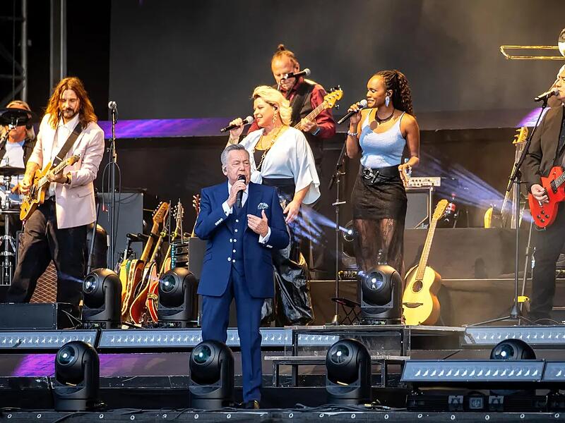 Roland Kaiser singt von Liebe, Respekt und Toleranz Über 10.000 Menschen besuchen am Freitag, 11.07.25, das Roland Kaiser Open-Air-Konzert im Sachs-Stadion in Schweinfurt.
