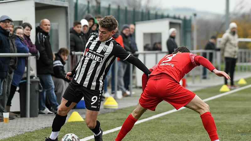 Fabio Herrmann (links) und der FC Sand wehrten sich nach Kr&auml;ften, doch Vatan Spor Aschaffenburg um Hendrik Ehmann (rechts) war zu stark.