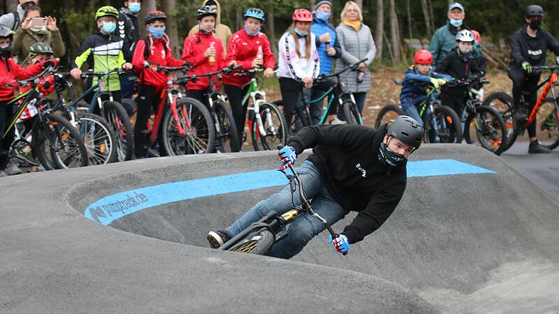 Für die Jugend: Ein Pumptrack ist in Wildflecken eröffnet worden. Für die Jugend: Ein Pumptrack ist in Wildflecken eröffnet worden.