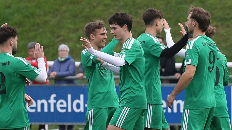 Der SV Kürnach jubelt im Heimspiel über den Sieg gegen den TSV Rottendorf in der Fußball-Bezirksliga West. Die Kürnacher halten sich dadurch in der Tabelle auf Platz zwei und verfolgen mit einem Punkt Abstand weiterhin den Tabellenführer SV Birkenfeld.