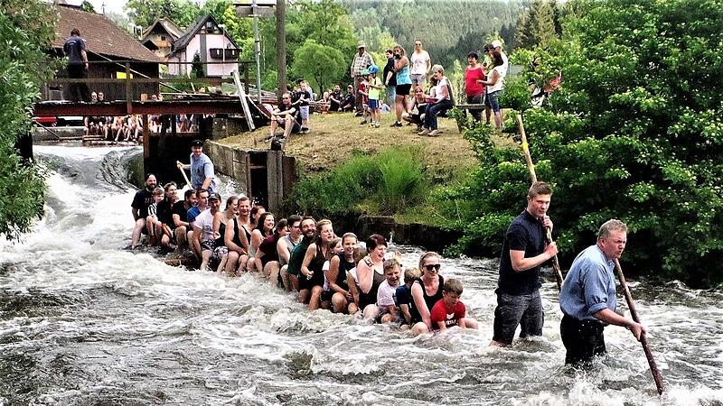 Beliebt sind die Flo&szlig;fahrten auf der Wilden Rodach zwischen Schnappenhammer und Wallenfels.