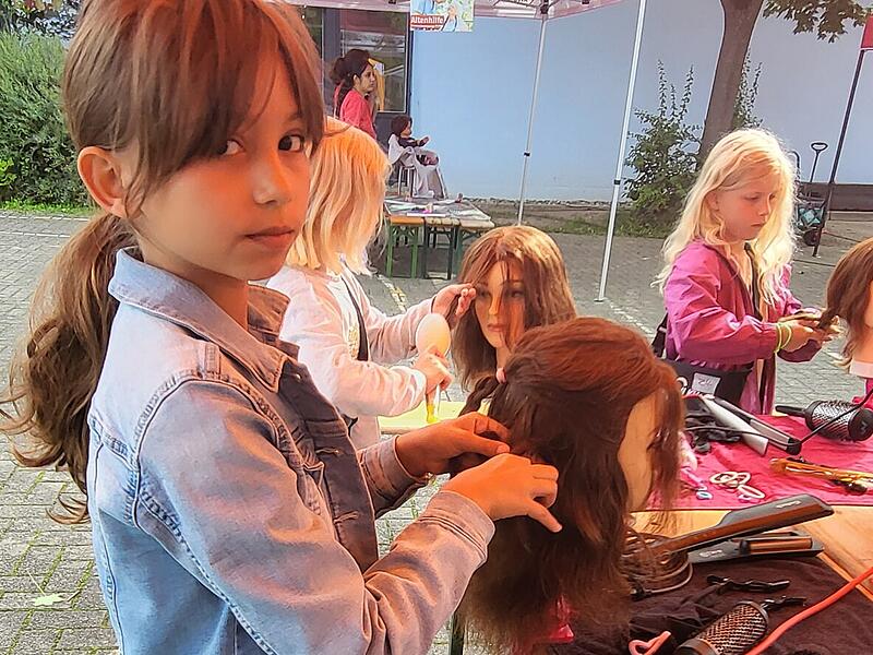 Die Kinder können verschiedene Berufe ausprobieren: wie Friseurin.Mini-KU 2025 läuft derzeit wieder