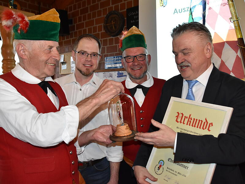 Landrat Klaus Peter S&ouml;llner (rechts) wurde von Michael Zapf (Zweiter von links) zum Ehrenb&uuml;ttner ernannt.