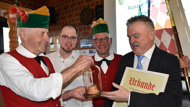 Landrat Klaus Peter S&ouml;llner (rechts) wurde von Michael Zapf (Zweiter von links) zum Ehrenb&uuml;ttner ernannt.