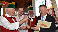 Landrat Klaus Peter S&ouml;llner (rechts) wurde von Michael Zapf (Zweiter von links) zum Ehrenb&uuml;ttner ernannt.
