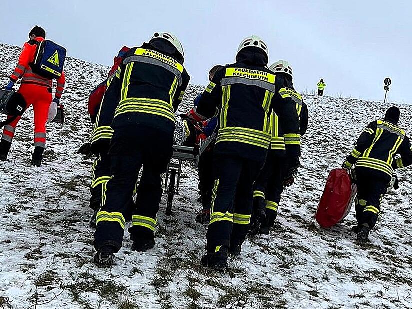 Weil der Mann selbst nicht mehr den Berg hinauf kam, mussten die Feuerwehr und die Bergwacht ihn retten.