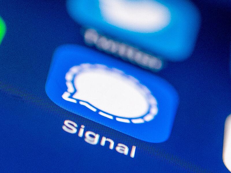 Das Logo des Messenger Dienstes Signal auf einem Smartphone