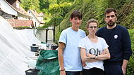 Vor zwei Jahren haben sie in Kulmbach ein Haus gekauft und leben seitdem zwischen Handtüchern und Regenplanen: Birgit Rüdinger, Jennifer Gerst und Florian Gerst. (von links nach rechts). Vor zwei Jahren haben sie in Kulmbach ein Haus gekauft und leben seitdem zwischen Handtüchern und Regenplanen: Birgit Rüdinger, Jennifer Gerst und Florian Gerst. (von links nach rechts).