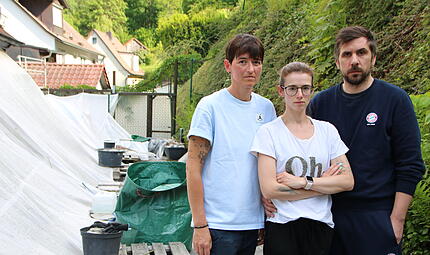 Vor zwei Jahren haben sie in Kulmbach ein Haus gekauft und leben seitdem zwischen Handt&uuml;chern und Regenplanen: Birgit R&uuml;dinger, Jennifer Gerst und Florian Gerst. (von links nach rechts).