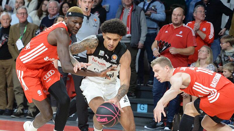 Der ausgeliehene Sasha Grant setzt sich bei der 63:80-Niederlage im Pokal bei Bayern München gegen Isaac Bonga und Ognjen Jaramaz durch. Der ausgeliehene Sasha Grant setzt sich bei der 63:80-Niederlage im Pokal bei Bayern München gegen Isaac Bonga und Ognjen Jaramaz durch.