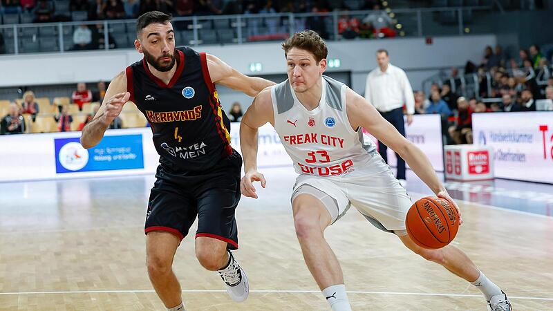 Patrick Heckmann (r.) zieht gegen Ioannis Pasiali von Keravnos BC zum Korb.