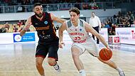 Patrick Heckmann (r.) zieht gegen Ioannis Pasiali von Keravnos BC zum Korb.