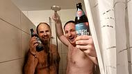 Wieder eine witzige Idee: Die Duschbier-Challenge von David Hertl (rechts) und Christian Zwanzger.