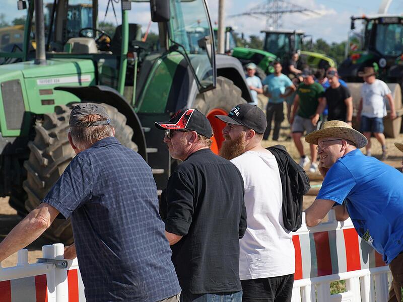 Auf der Veranstaltung in Steudach.Traktor-Pulling bei Erlangen Auf der Veranstaltung in Steudach.Traktor-Pulling bei Erlangen