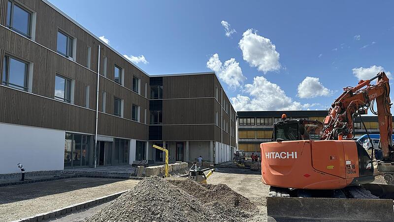 Derzeit entstehen die Außenanlagen am neuen Schülerwohnheim in Bad Neustadt. Bis zum Schulbeginn am 15. September sollen die Arbeiten abgeschlossen sein.